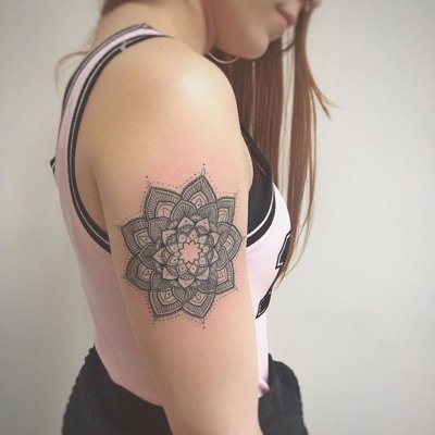  Tatouage mandala sur le coté du bras